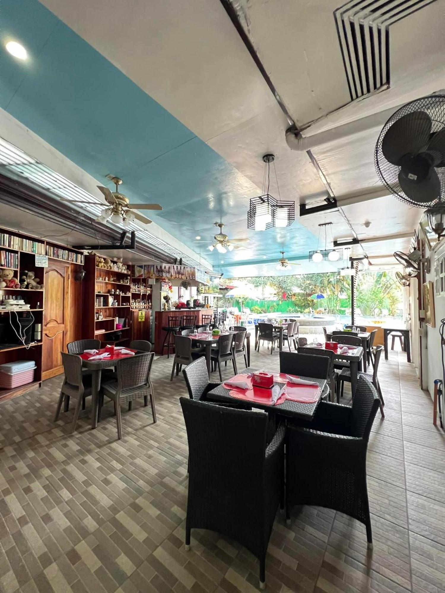 Ice Bear Bar & Tourist Inn 다우이스 외부 사진